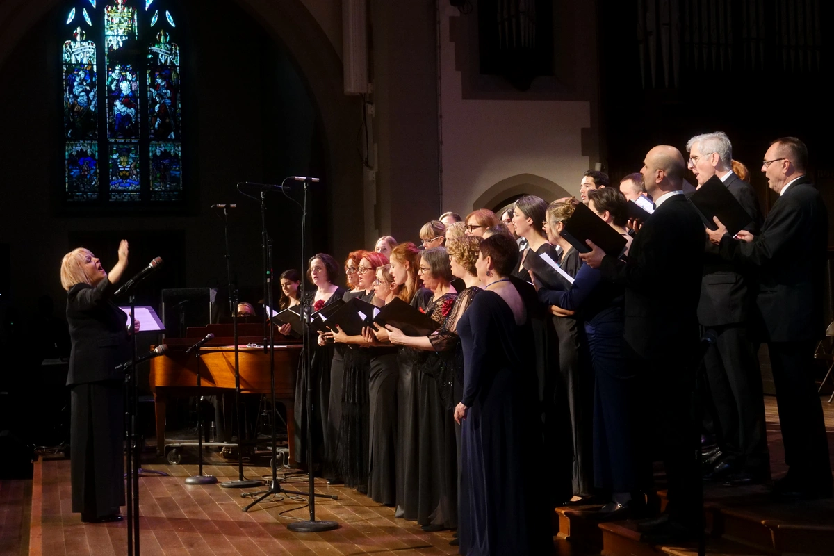 Ema Lale conducting Choir Eklektika